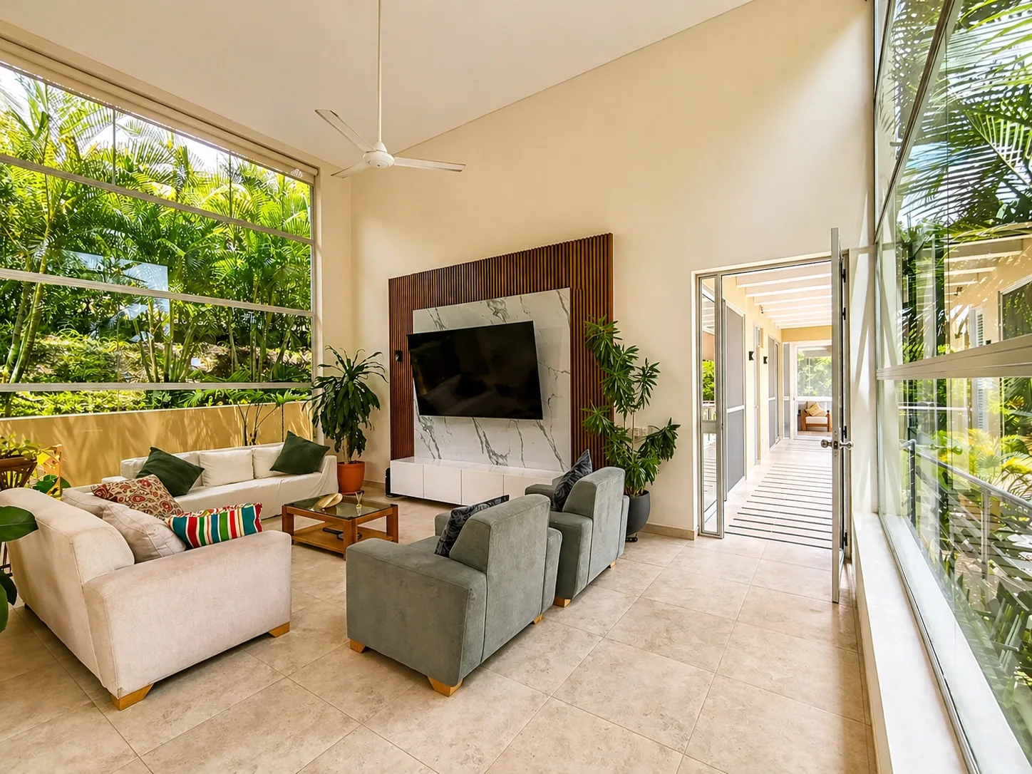 Sala con doble altura y Smart TV